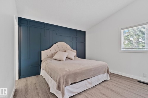 Accent wall featuring geometric paneling - 1 Hunt Court, St. Albert, AB 