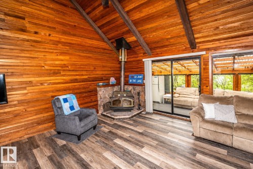Vaulted wood-paneled ceilings with exposed beams - 61 Stang Cres, Rural Two Hills County, AB 