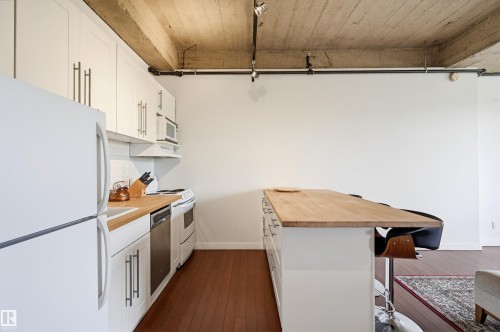 204 10355 105 Street, Edmonton, AB - Indoor Photo Showing Kitchen