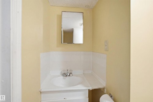 Image quality insufficient for description - 17 Lakewood Village, Edmonton, AB 