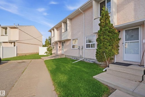 Stucco exterior finish with multiple windows - 17 Lakewood Village, Edmonton, AB 