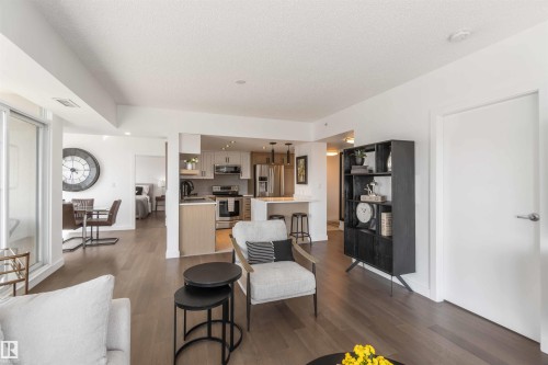 802 10046 117 Street, Edmonton, AB - Indoor Photo Showing Living Room