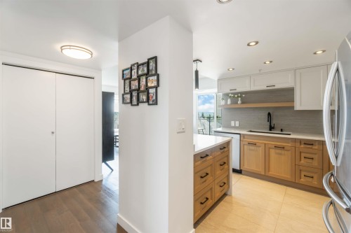 802 10046 117 Street, Edmonton, AB - Indoor Photo Showing Kitchen