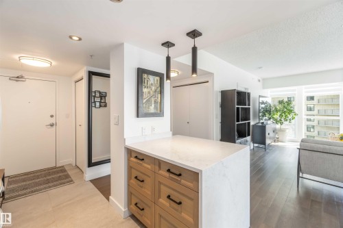 802 10046 117 Street, Edmonton, AB - Indoor