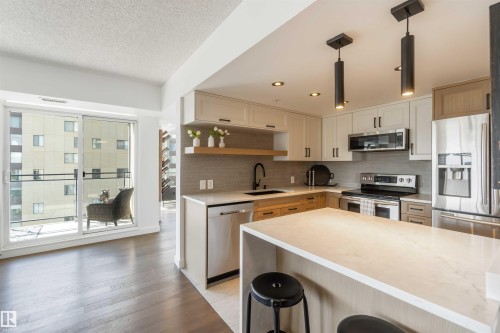 802 10046 117 Street, Edmonton, AB - Indoor Photo Showing Kitchen With Upgraded Kitchen