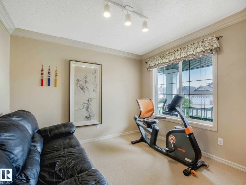 Room with neutral wall paint and crown molding - 1116 Lincoln Crescent, Edmonton, AB - Indoor Photo Showing Gym Room
