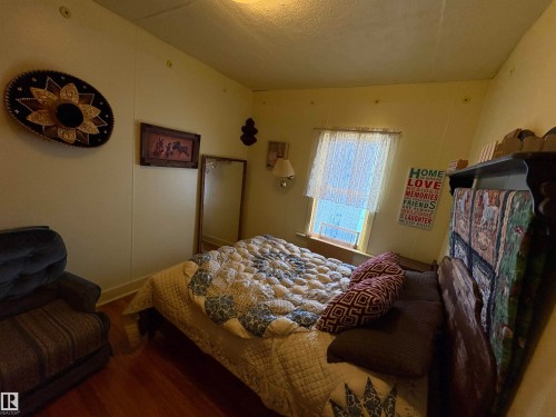 Room featuring wood-finish flooring, a single window, and light-toned walls. - 125 56524 Rng Rd 52A, Lindbergh, AB 