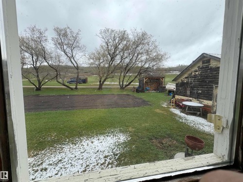 Expansive green lawn with mature trees. - 125 56524 Rng Rd 52A, Lindbergh, AB 