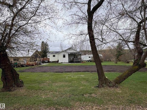 White-sided residence with an enclosed porch and a gabled roof. - 125 56524 Rng Rd 52A, Lindbergh, AB 