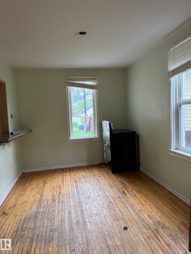 Wood-finish flooring. - 9740 87 Avenue, Edmonton, AB 