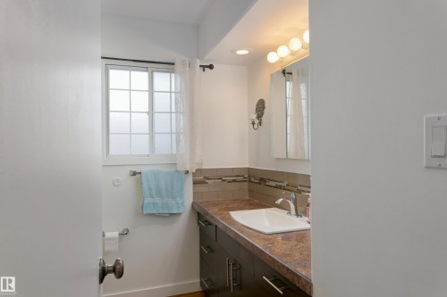 4615 54 Avenue, Barrhead, AB - Indoor Photo Showing Bathroom