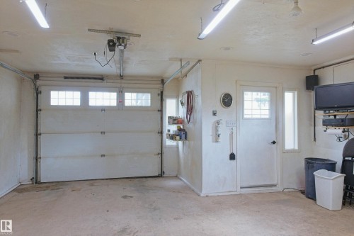 4615 54 Avenue, Barrhead, AB - Indoor Photo Showing Garage