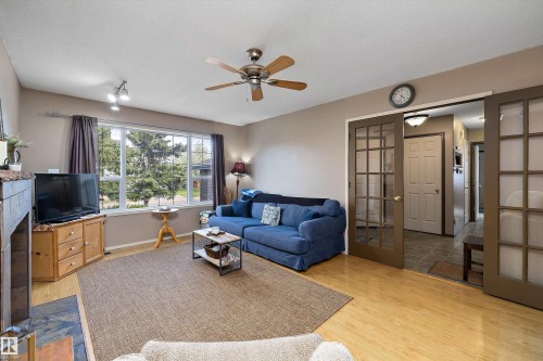 18 Harmony Crescent, Stony Plain, AB - Indoor Photo Showing Living Room