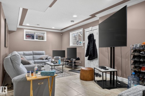 Room featuring wood-finish flooring, a window with horizontal blinds, and crown molding - 1508 Palmer Close, Edmonton, AB 