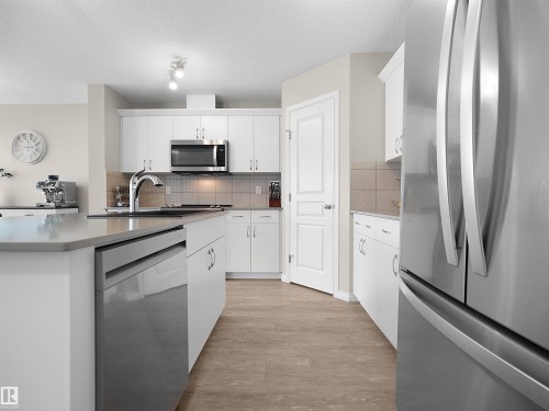9008 Cooper Link Link, Edmonton, AB 