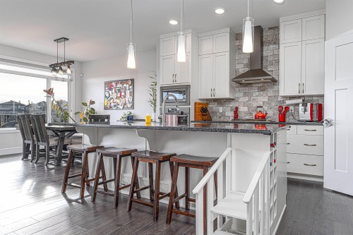 Spacious kitchen with a open concept for a view of breakfast/dining room, living room and beautiful lake view - 3318 Parker Loop, Edmonton, AB - Indoor
