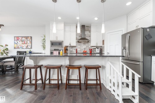 3318 Parker Loop, Edmonton, AB - Indoor Photo Showing Kitchen With Upgraded Kitchen