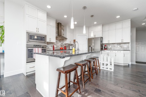 3318 Parker Loop, Edmonton, AB - Indoor Photo Showing Kitchen With Upgraded Kitchen