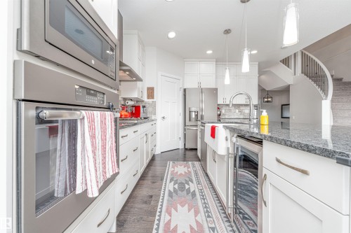 3318 Parker Loop, Edmonton, AB - Indoor Photo Showing Kitchen With Upgraded Kitchen