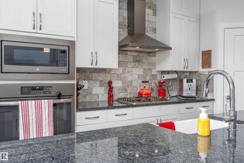 3318 Parker Loop, Edmonton, AB - Indoor Photo Showing Kitchen With Upgraded Kitchen