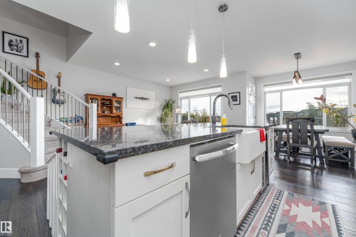 3318 Parker Loop, Edmonton, AB - Indoor Photo Showing Kitchen With Upgraded Kitchen