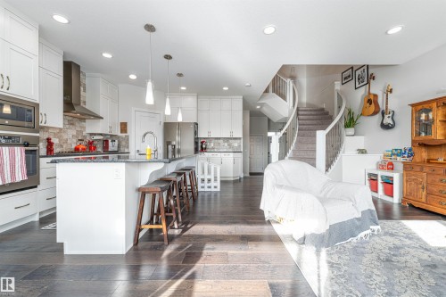 3318 Parker Loop, Edmonton, AB - Indoor Photo Showing Kitchen With Upgraded Kitchen