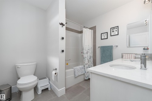 3318 Parker Loop, Edmonton, AB - Indoor Photo Showing Bathroom