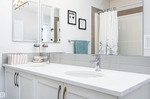 3318 Parker Loop, Edmonton, AB - Indoor Photo Showing Bathroom