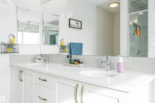 3318 Parker Loop, Edmonton, AB - Indoor Photo Showing Bathroom