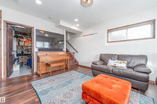 Bright family room located in the lower level - 3318 Parker Loop, Edmonton, AB - Indoor Photo Showing Living Room