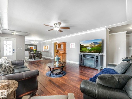 5406 46 Avenue, Wetaskiwin, AB - Indoor Photo Showing Living Room