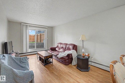 009 10520 80 Avenue, Edmonton, AB - Indoor Photo Showing Living Room