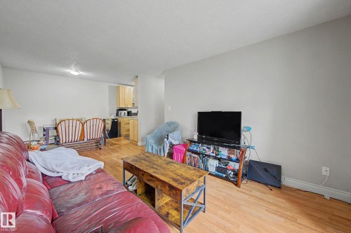 009 10520 80 Avenue, Edmonton, AB - Indoor Photo Showing Living Room