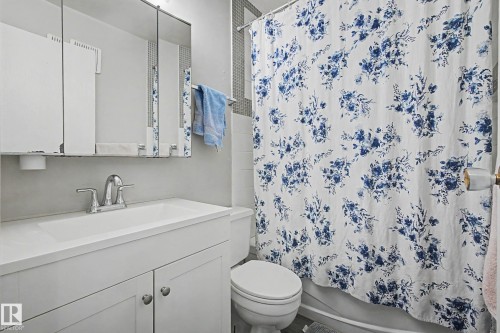 009 10520 80 Avenue, Edmonton, AB - Indoor Photo Showing Bathroom