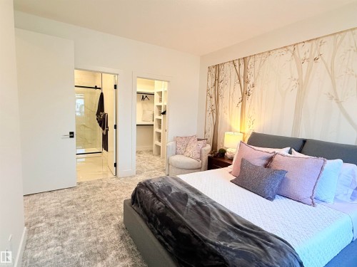 Spacious room featuring broadloom carpeting and a decorative wall treatment - 16607 8 Street, Edmonton, AB 