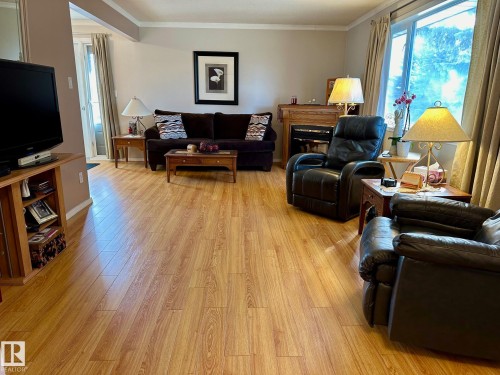 7916 150 Avenue, Edmonton, AB - Indoor Photo Showing Living Room