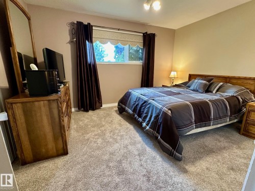 7916 150 Avenue, Edmonton, AB - Indoor Photo Showing Bedroom