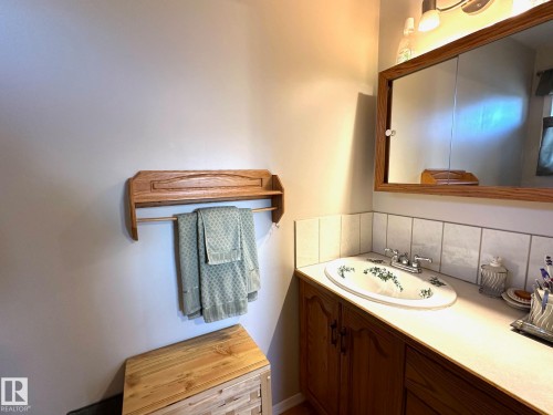 7916 150 Avenue, Edmonton, AB - Indoor Photo Showing Bathroom
