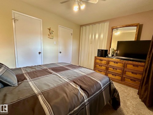 7916 150 Avenue, Edmonton, AB - Indoor Photo Showing Bedroom
