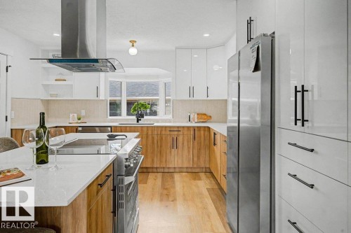 Open-concept kitchen featuring light wood-finish flooring and a bay window - 49 Galloway Drive, Sherwood Park, AB - Indoor Photo Showing Kitchen With Upgraded Kitchen