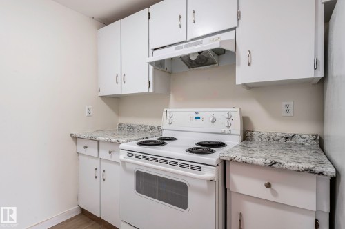 18439 66 Avenue, Edmonton, AB - Indoor Photo Showing Kitchen