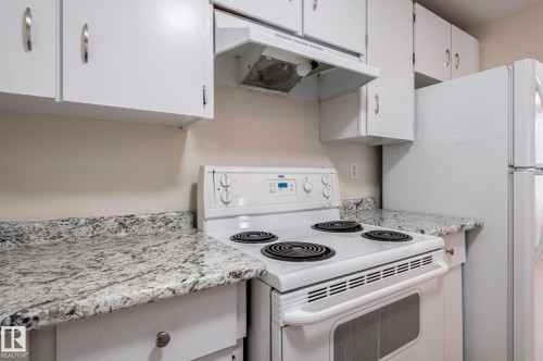 18439 66 Avenue, Edmonton, AB - Indoor Photo Showing Kitchen