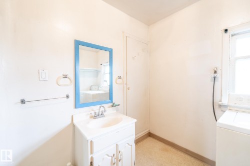 10235 106 Street, Westlock, AB - Indoor Photo Showing Bathroom