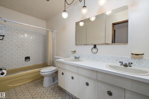 11035 163 Avenue, Edmonton, AB - Indoor Photo Showing Bathroom