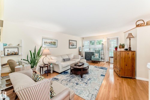 11650 103 Avenue, Edmonton, AB - Indoor Photo Showing Living Room