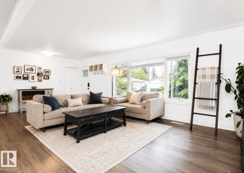 4904 103 Avenue, Edmonton, AB - Indoor Photo Showing Living Room