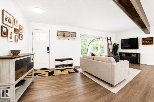 4904 103 Avenue, Edmonton, AB - Indoor Photo Showing Living Room