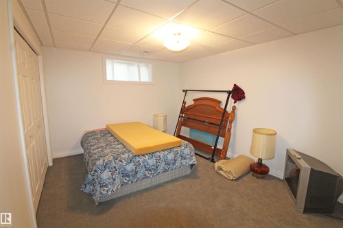 Carpeted room with a drop ceiling and white walls - 334 7001 Northview Drive, Wetaskiwin, AB - Indoor