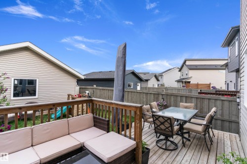 Expansive wood deck with a full-height wood railing - 6822 Cardinal Link, Edmonton, AB 