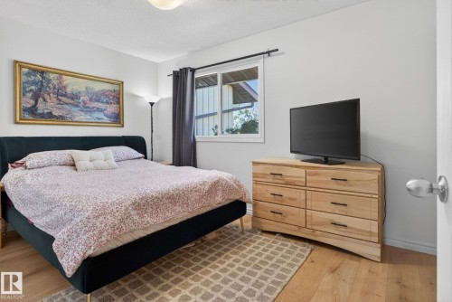 132 Woodstock, Edmonton, AB 